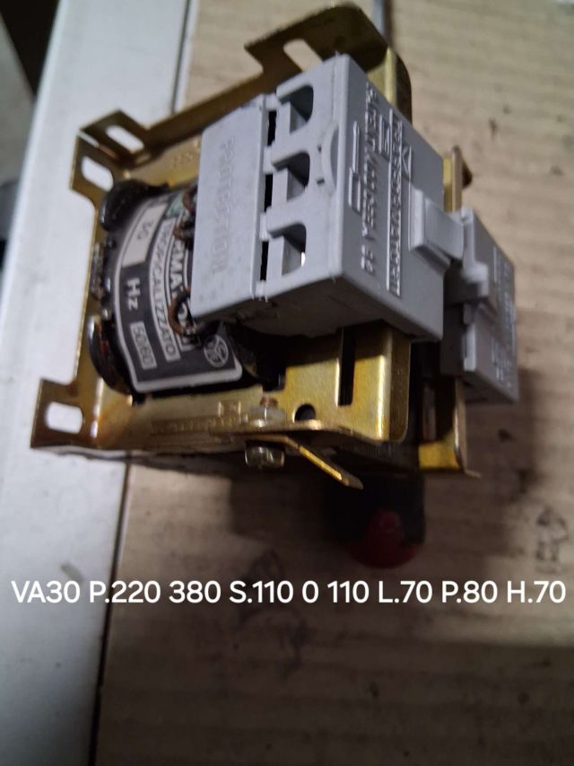 RASFORMATORE DA VA.30 PRI. 220 380 SEC. 110 110 LUN.70 PRF.80 ALT.70