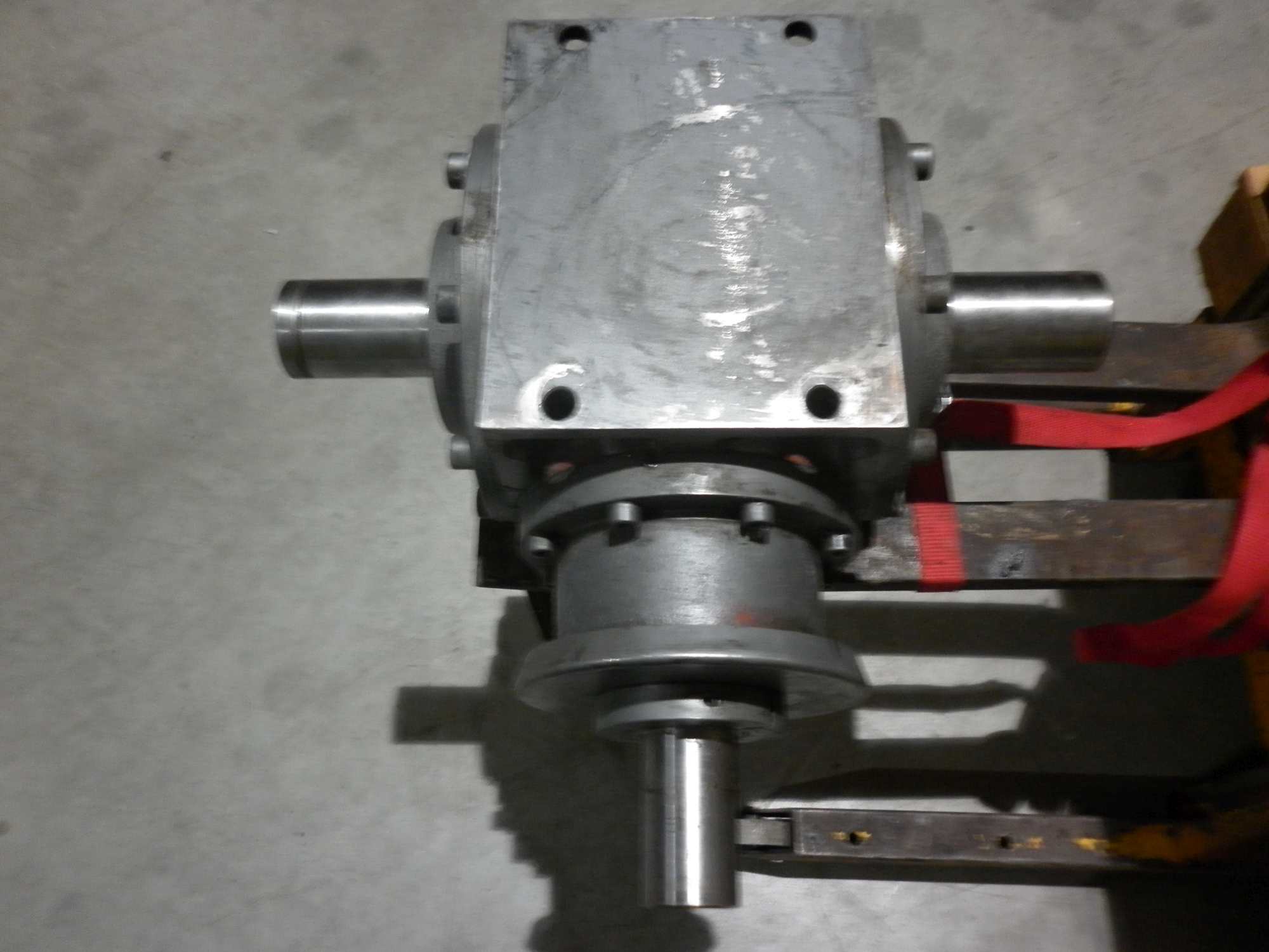 RIGHT ANGLE SHAFT GEAR REDUCERS FOR AGRICULTURAL MECHANICAL TEXTILE MACHINES